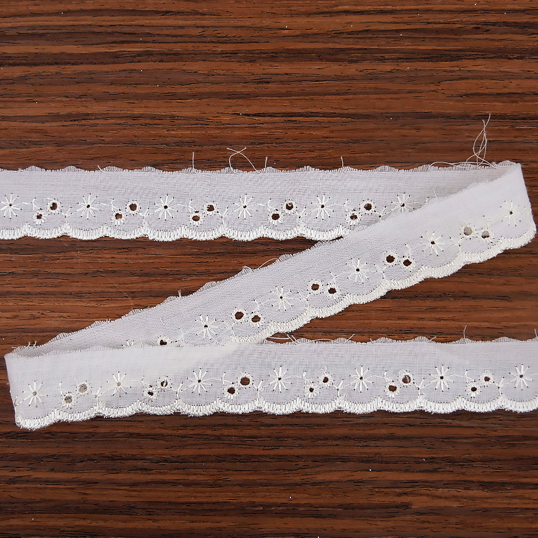 Broderie Anglaise Trim Floral Design 1" wide Ivory 54.88 metre cards