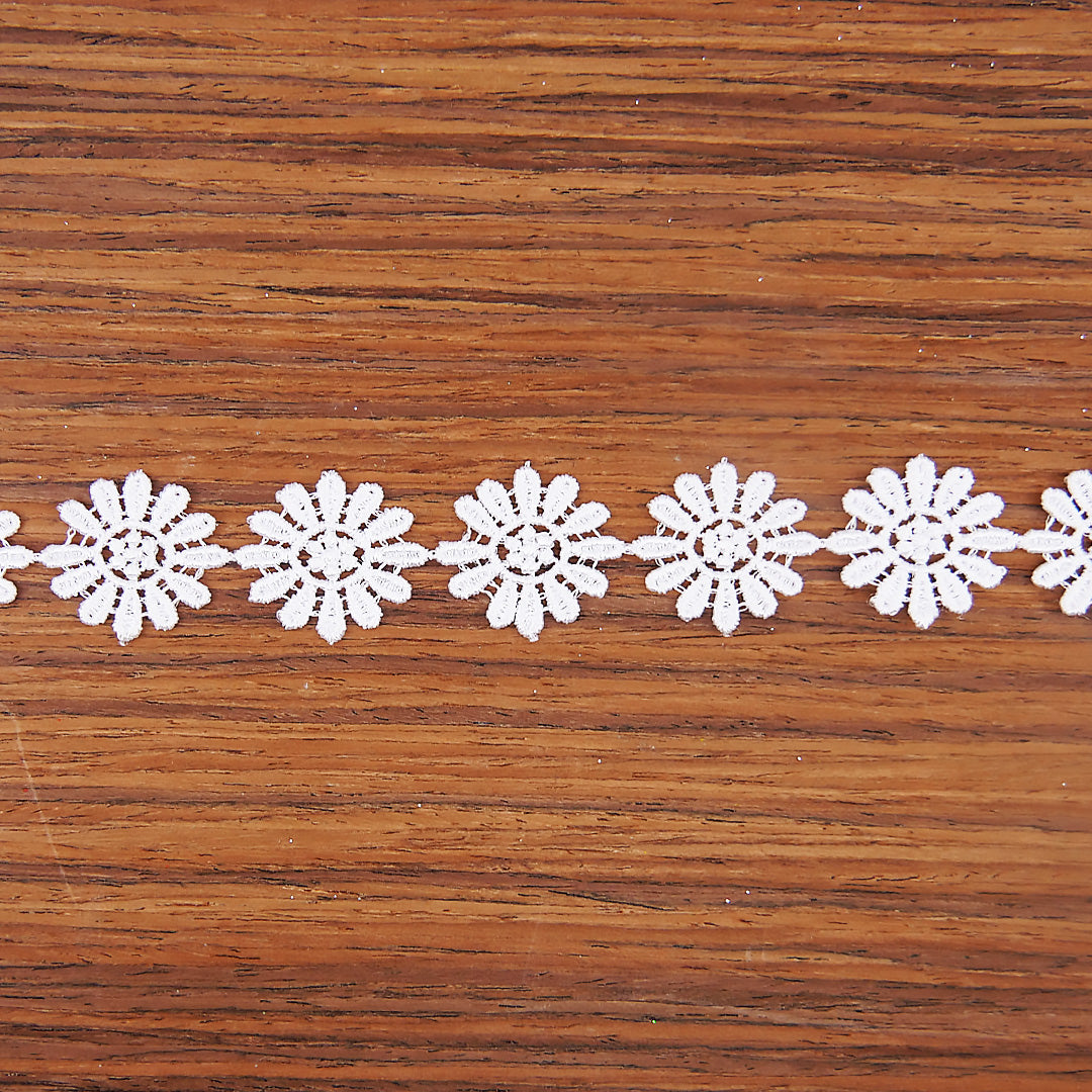 Guipure Daisy 1" wide White 27.4 metre cards