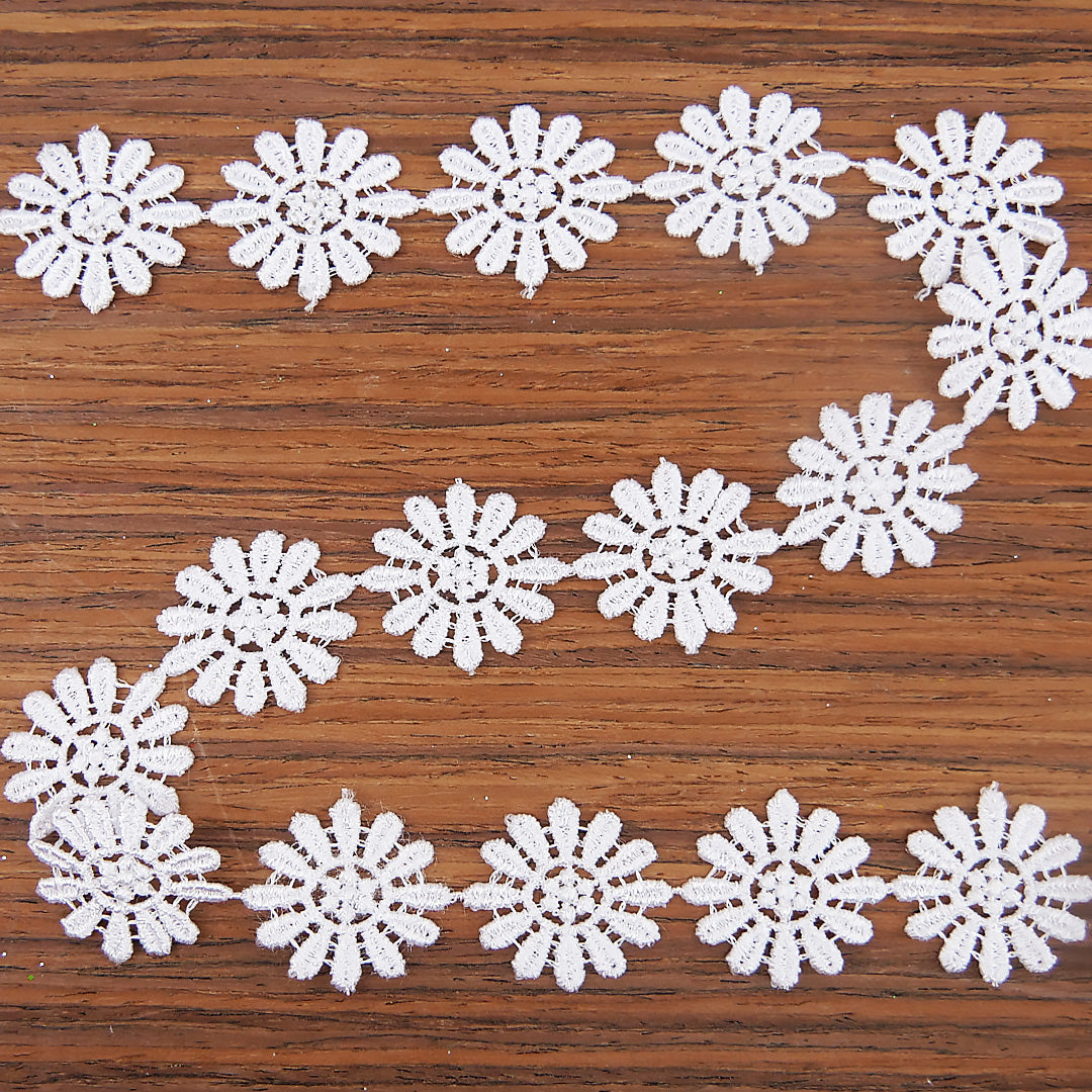 Guipure Daisy 1" wide White 27.4 metre cards