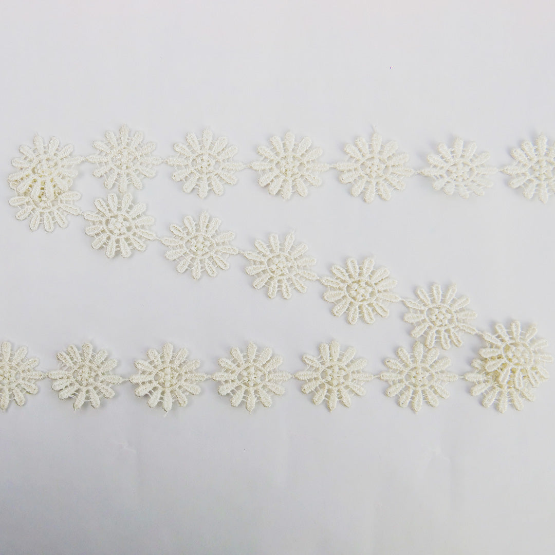 Guipure Daisy 1" wide Ivory 50 metre cards