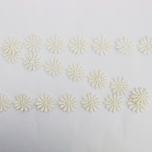 Guipure Daisy 1" wide Ivory 27.4 metre cards